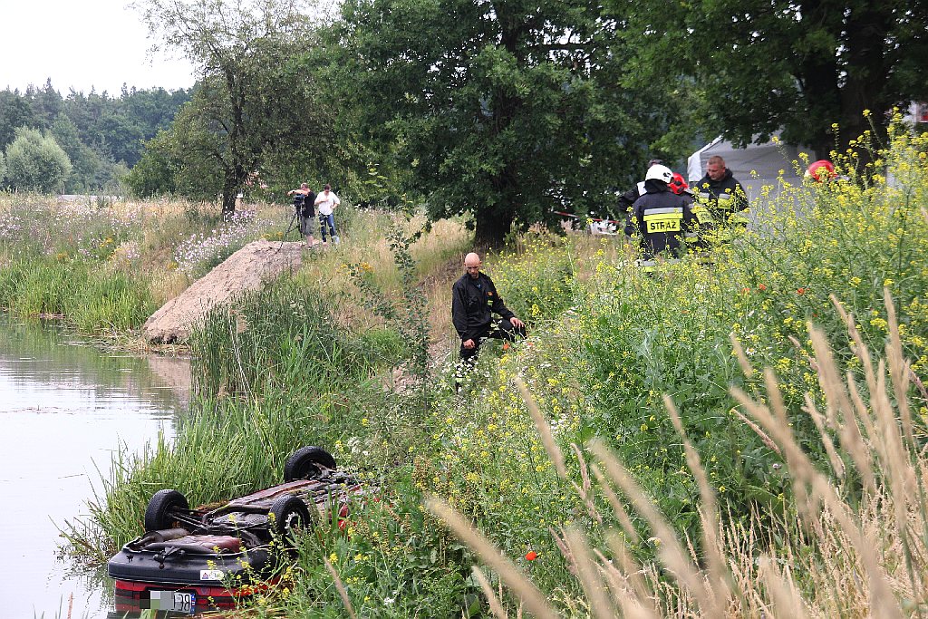 Legniczanin wjechał samochodem do jeziora. Nie żyje
