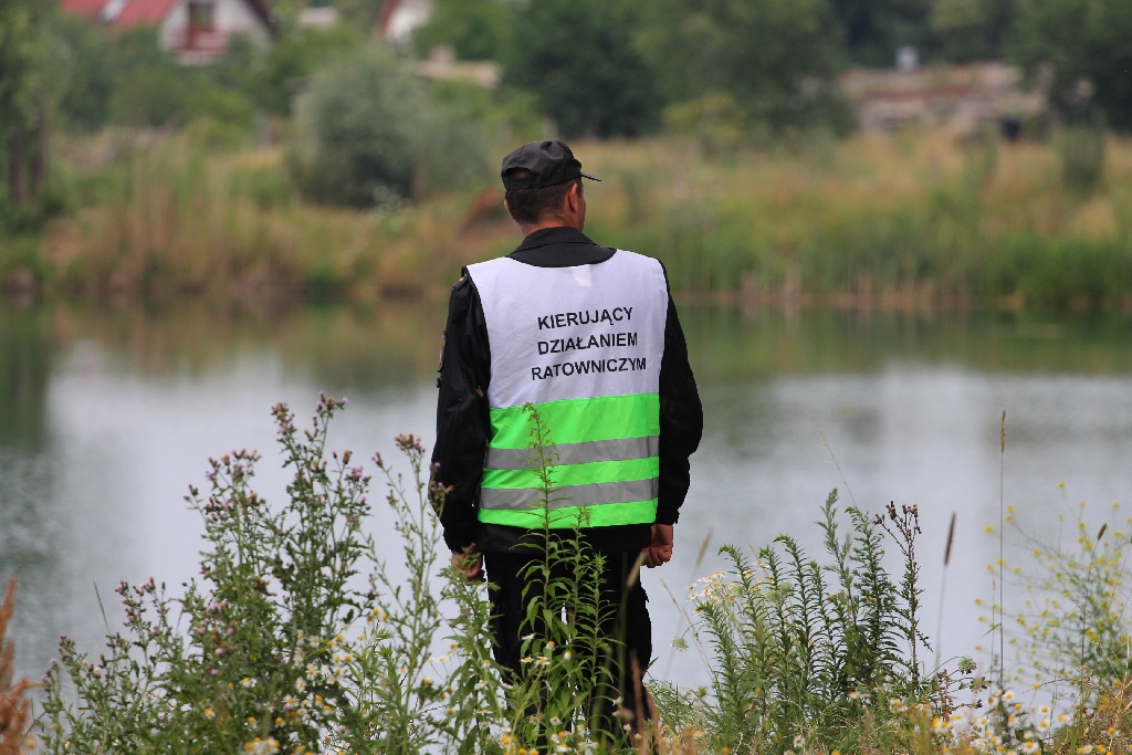Legniczanin wjechał samochodem do jeziora. Nie żyje
