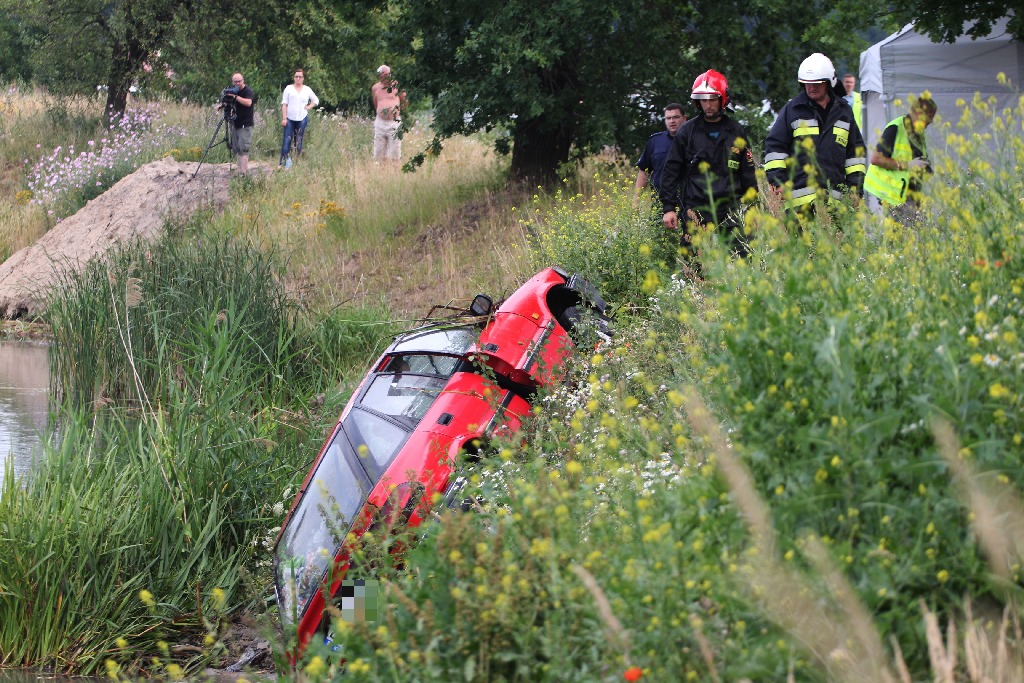 Legniczanin wjechał samochodem do jeziora. Nie żyje
