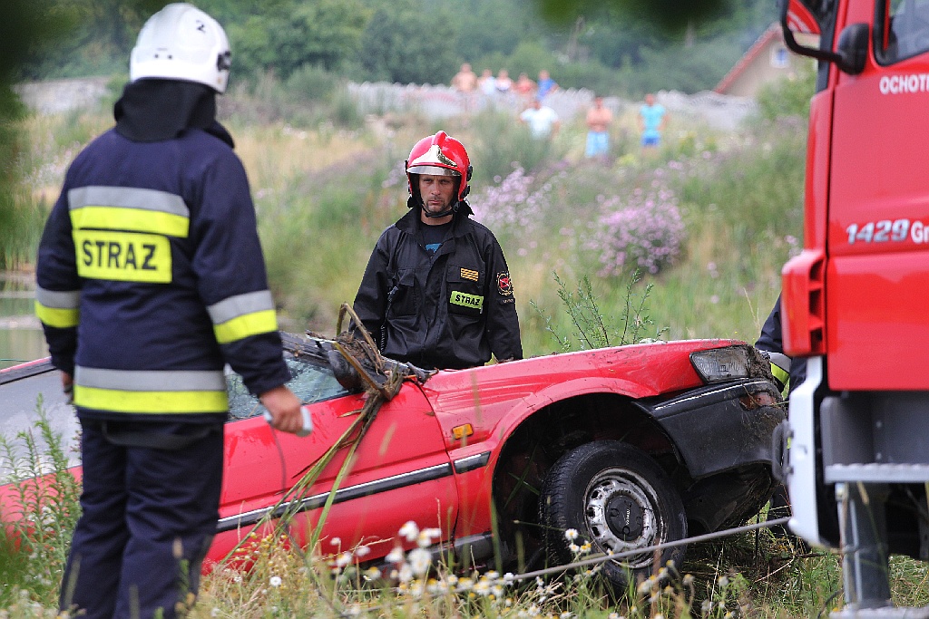 Legniczanin wjechał samochodem do jeziora. Nie żyje
