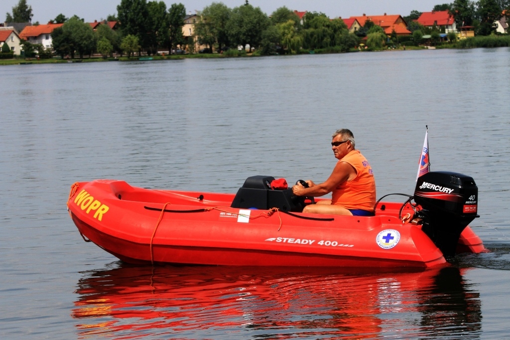 Patrol ratowników WOPR na jeziorze kunickim