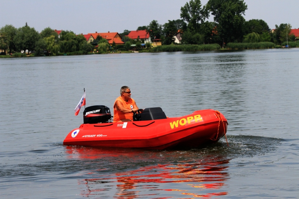 Patrol ratowników WOPR na jeziorze kunickim