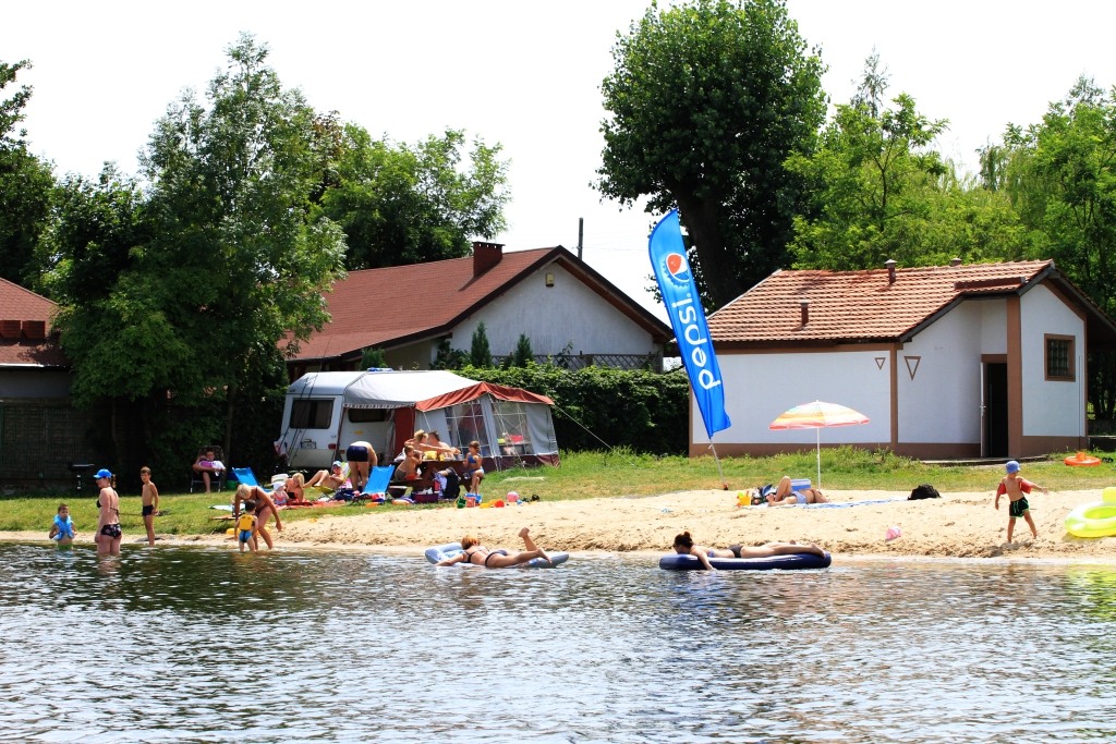 Patrol ratowników WOPR na jeziorze kunickim