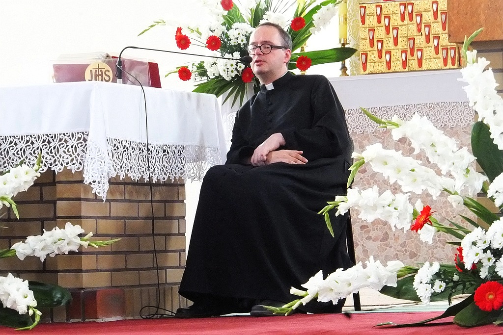 Ksiądz Jan Kaczkowski rozmawiał i modlił się z legniczanami