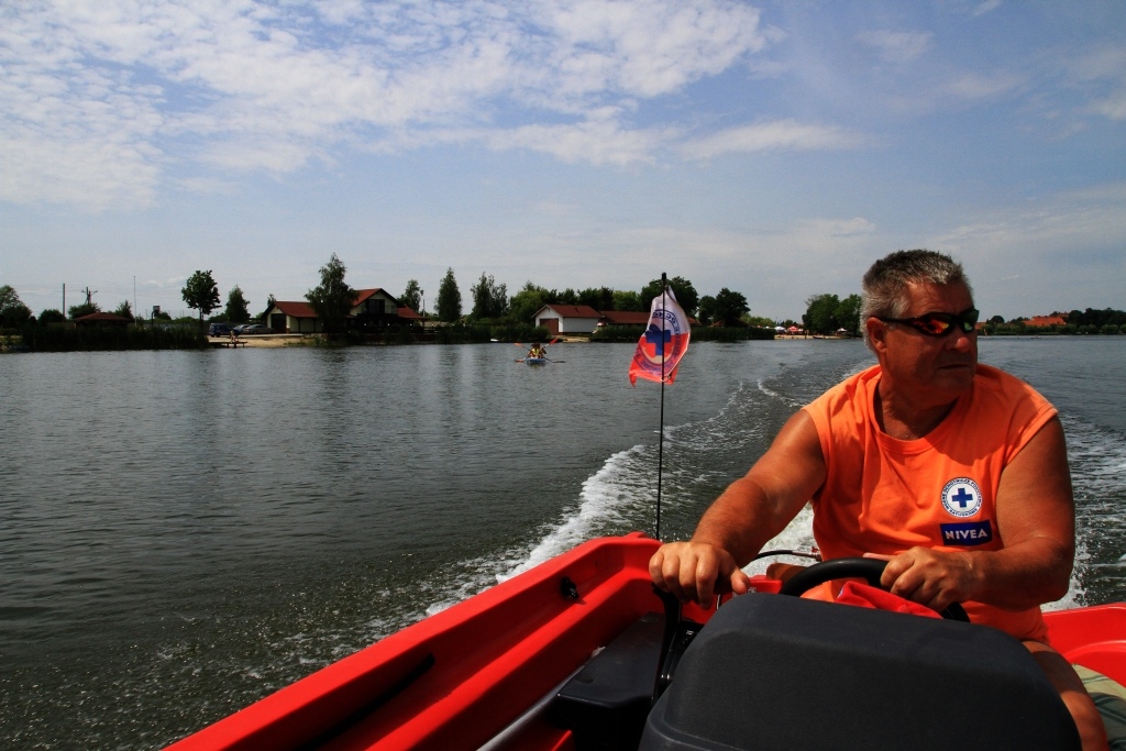 Patrol ratowników WOPR na jeziorze kunickim