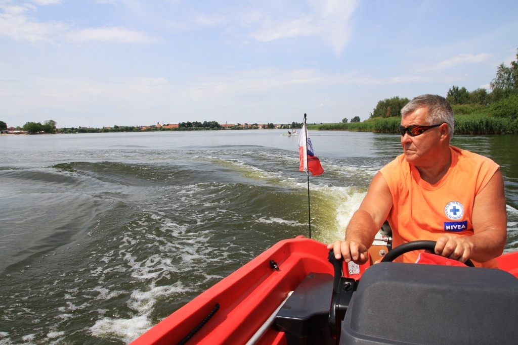 Patrol ratowników WOPR na jeziorze kunickim