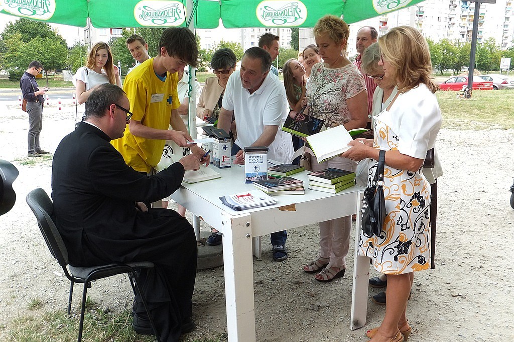 Ksiądz Jan Kaczkowski rozmawiał i modlił się z legniczanami