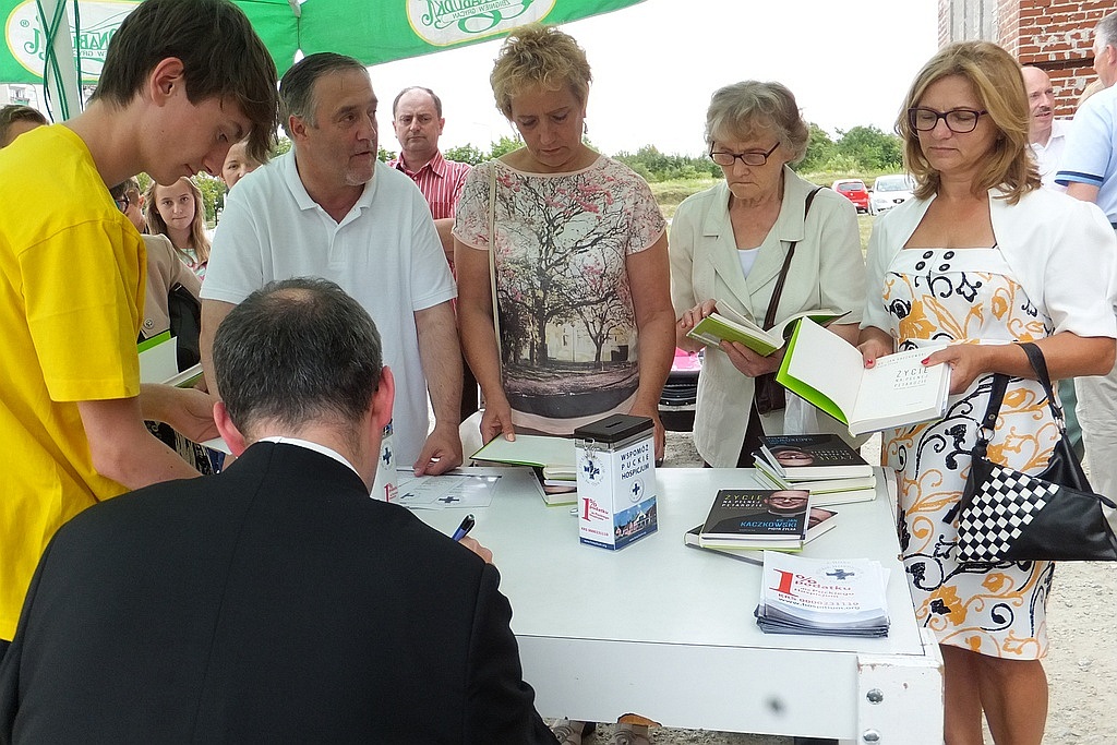 Ksiądz Jan Kaczkowski rozmawiał i modlił się z legniczanami