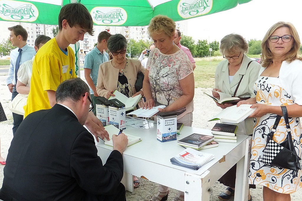 Ksiądz Jan Kaczkowski rozmawiał i modlił się z legniczanami