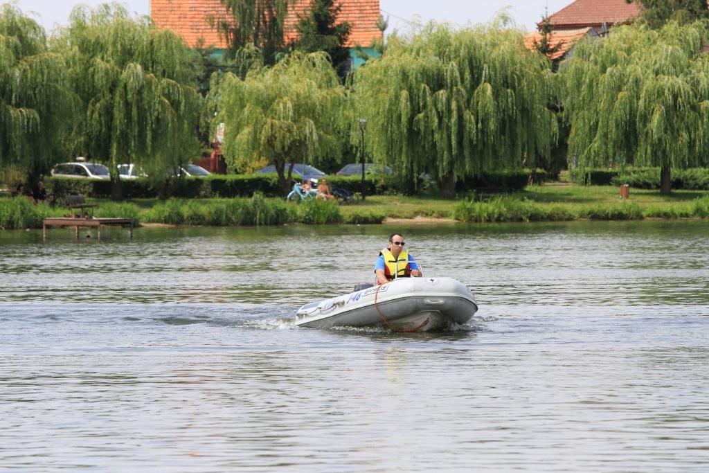 Patrol ratowników WOPR na jeziorze kunickim