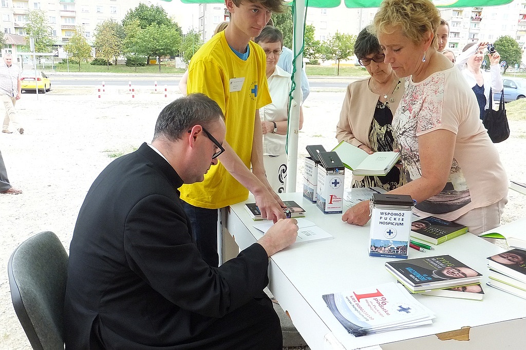 Ksiądz Jan Kaczkowski rozmawiał i modlił się z legniczanami