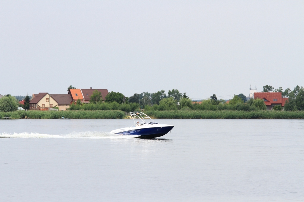 Patrol ratowników WOPR na jeziorze kunickim
