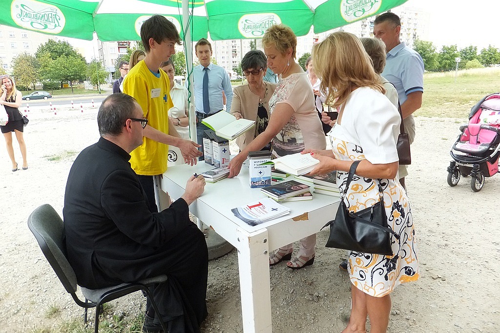Ksiądz Jan Kaczkowski rozmawiał i modlił się z legniczanami