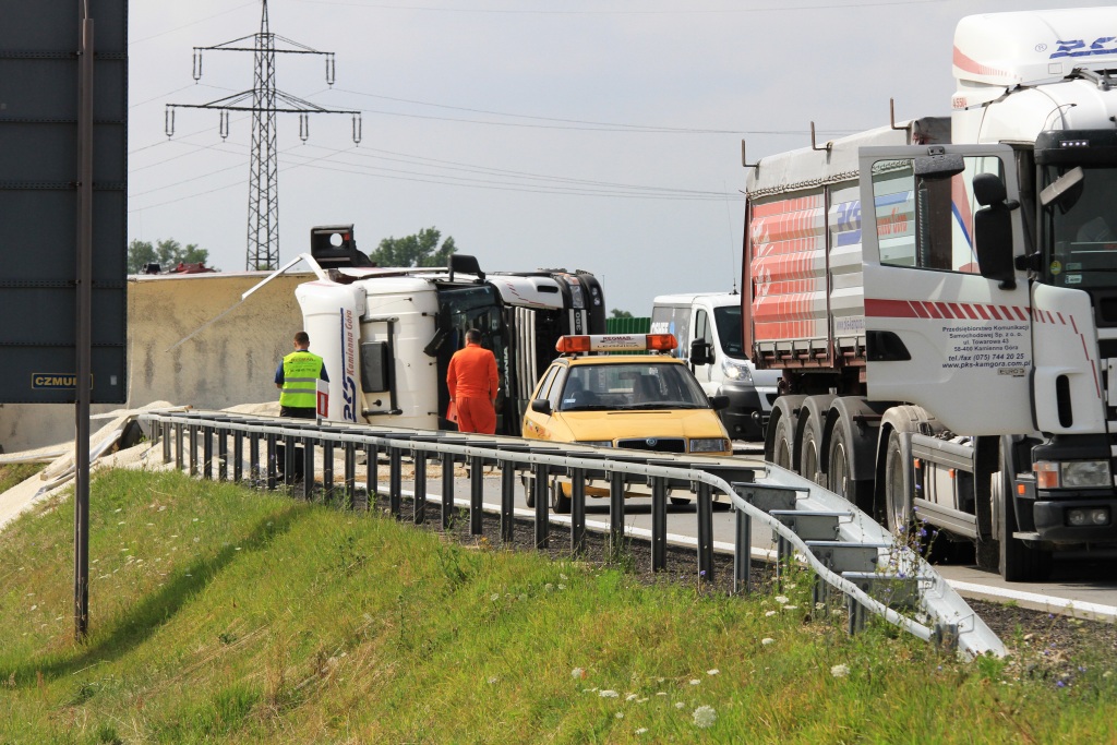 Ciężarówka z ładunkiem przewróciła się na A4