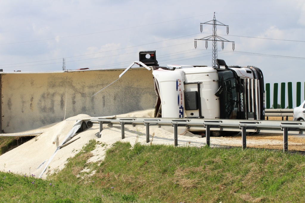 Ciężarówka z ładunkiem przewróciła się na A4