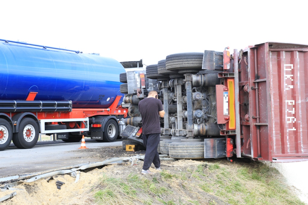 Ciężarówka z ładunkiem przewróciła się na A4