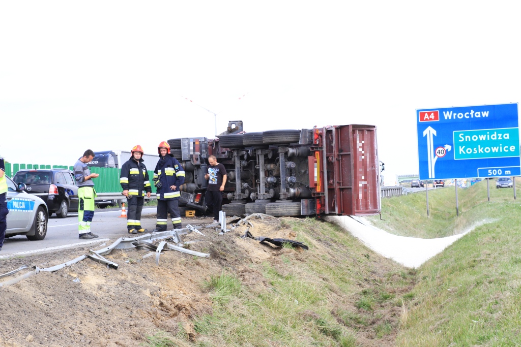 Ciężarówka z ładunkiem przewróciła się na A4