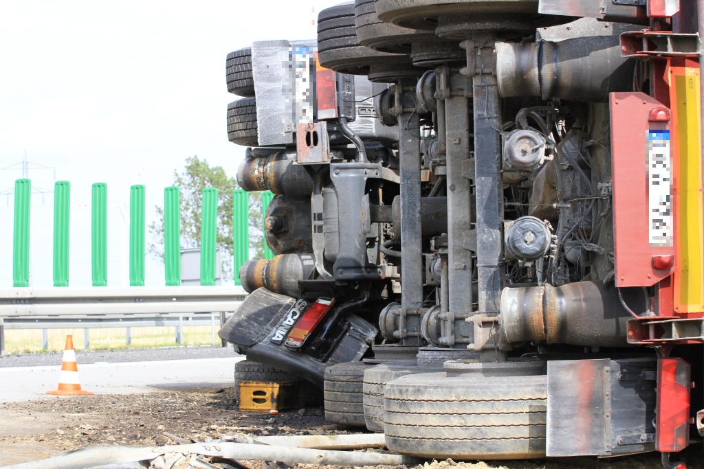 Ciężarówka z ładunkiem przewróciła się na A4