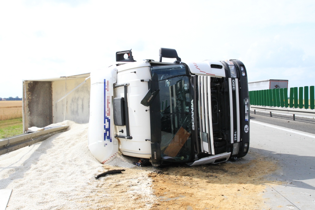 Ciężarówka z ładunkiem przewróciła się na A4