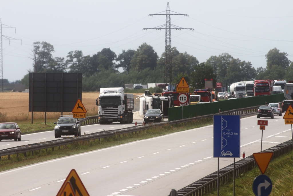 Ciężarówka z ładunkiem przewróciła się na A4