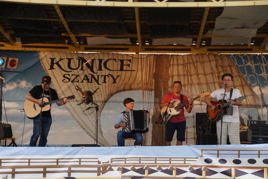 Dużo muzyki, zbiórka pieniężna i koncert życzeń na szantach