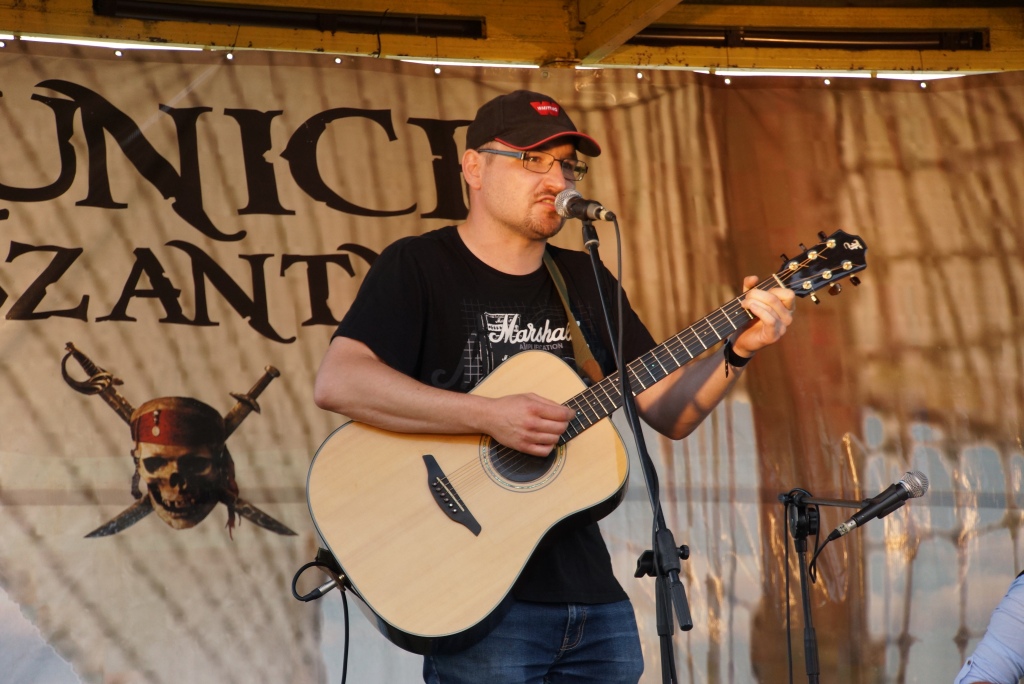 Dużo muzyki, zbiórka pieniężna i koncert życzeń na szantach