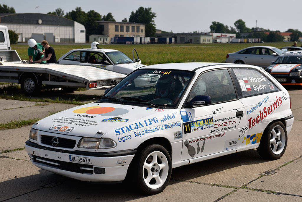 Samochodowe mistrzostwa KJS Mini Max na legnickim lotnisku