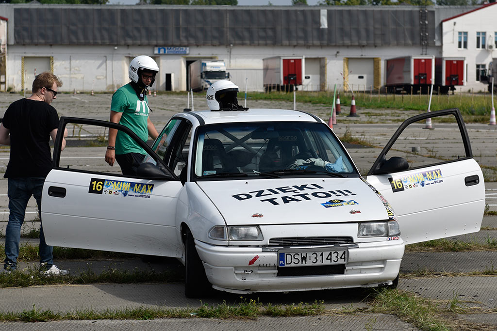 Samochodowe mistrzostwa KJS Mini Max na legnickim lotnisku