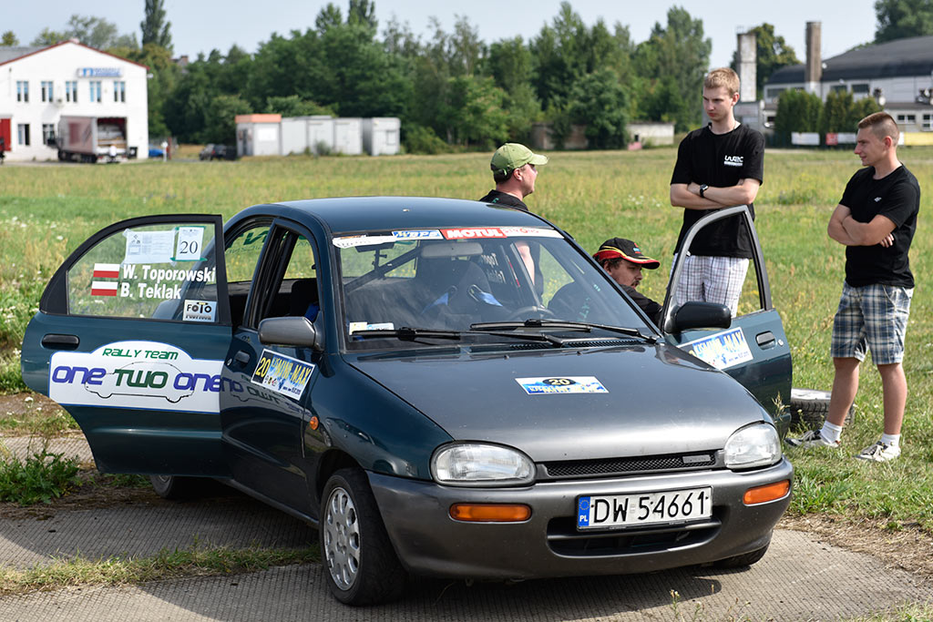 Samochodowe mistrzostwa KJS Mini Max na legnickim lotnisku