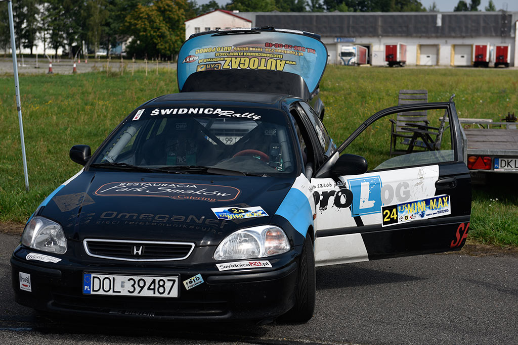 Samochodowe mistrzostwa KJS Mini Max na legnickim lotnisku