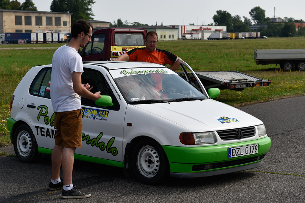 Samochodowe mistrzostwa KJS Mini Max na legnickim lotnisku