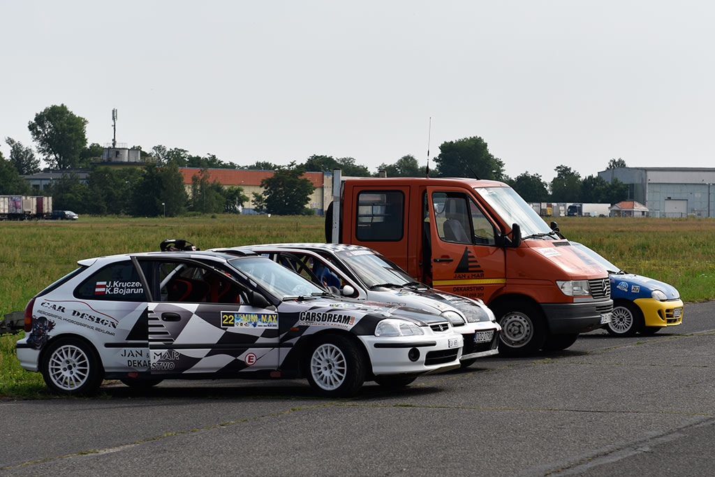 Samochodowe mistrzostwa KJS Mini Max na legnickim lotnisku