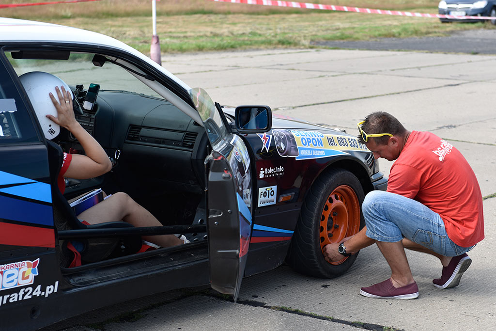 Samochodowe mistrzostwa KJS Mini Max na legnickim lotnisku