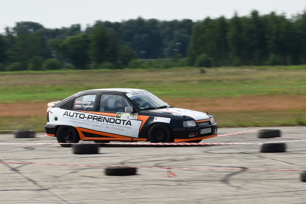 Samochodowe mistrzostwa KJS Mini Max na legnickim lotnisku