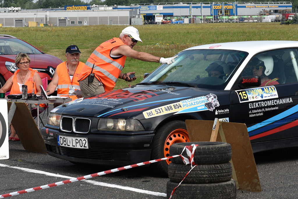 Samochodowe mistrzostwa KJS Mini Max na legnickim lotnisku