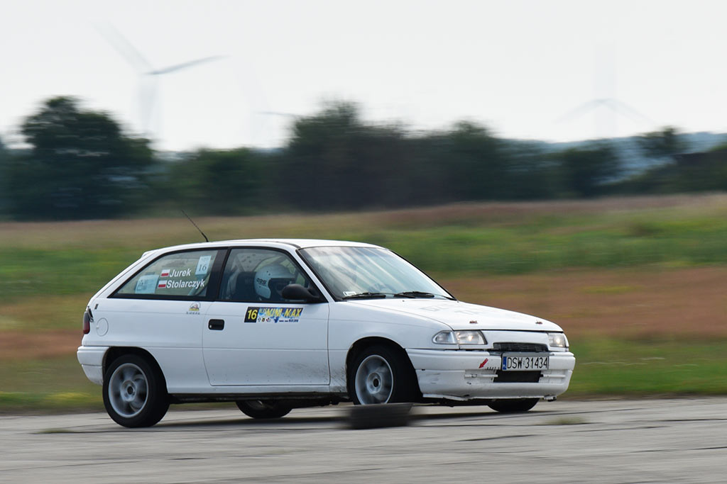 Samochodowe mistrzostwa KJS Mini Max na legnickim lotnisku