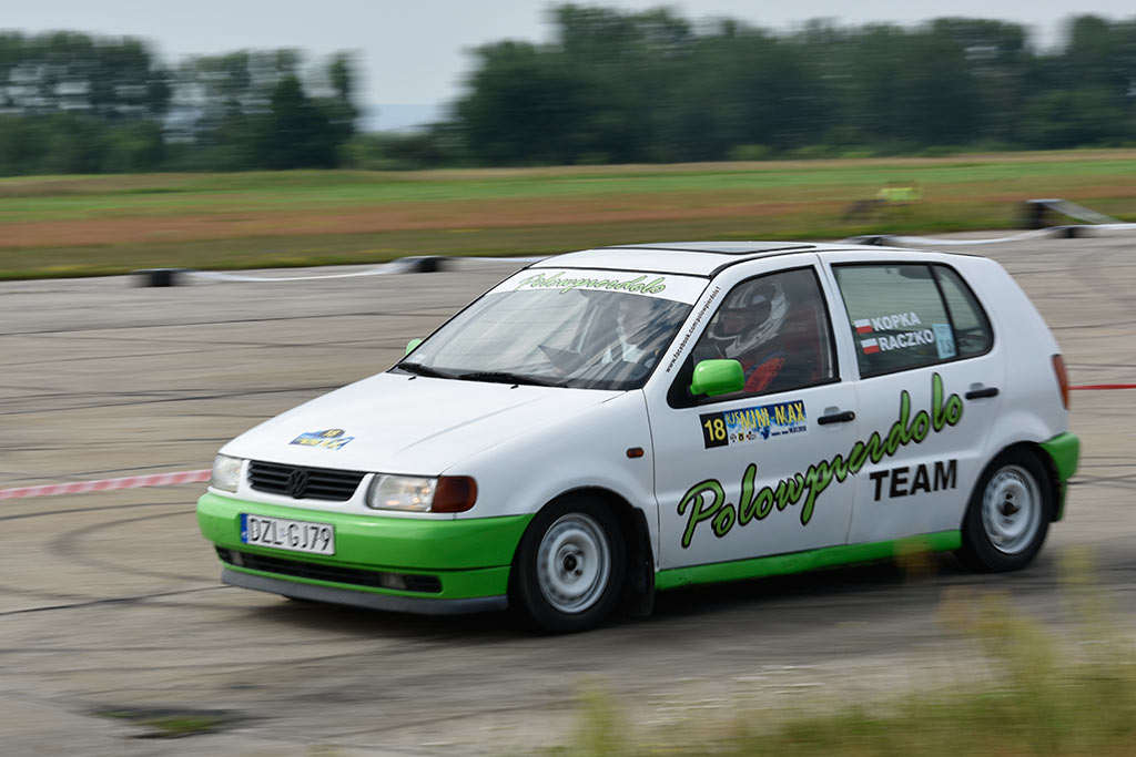 Samochodowe mistrzostwa KJS Mini Max na legnickim lotnisku
