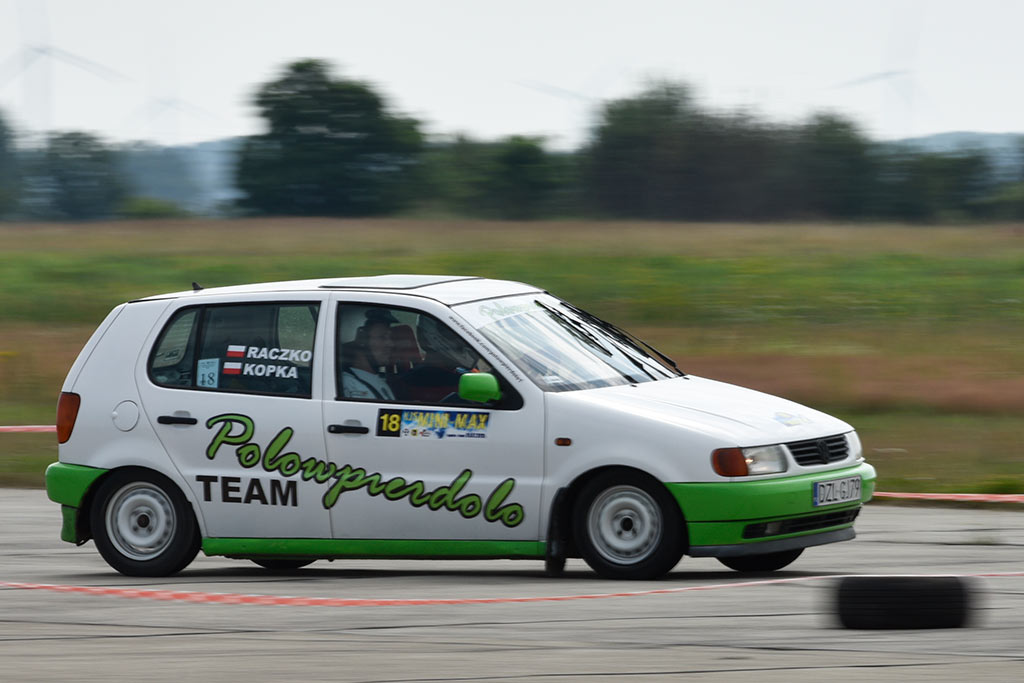 Samochodowe mistrzostwa KJS Mini Max na legnickim lotnisku