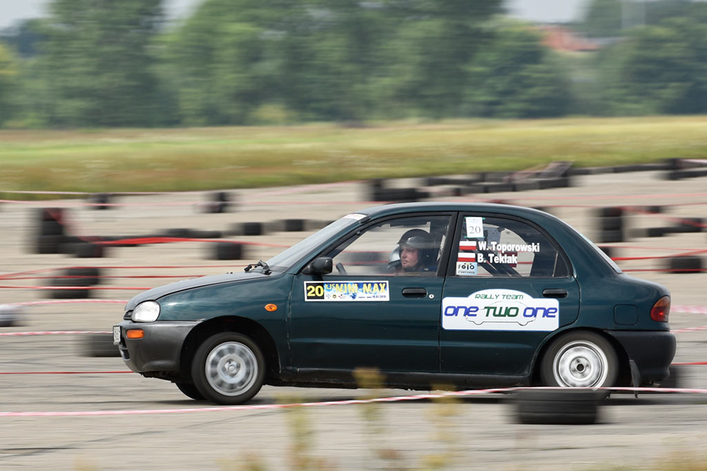 Samochodowe mistrzostwa KJS Mini Max na legnickim lotnisku
