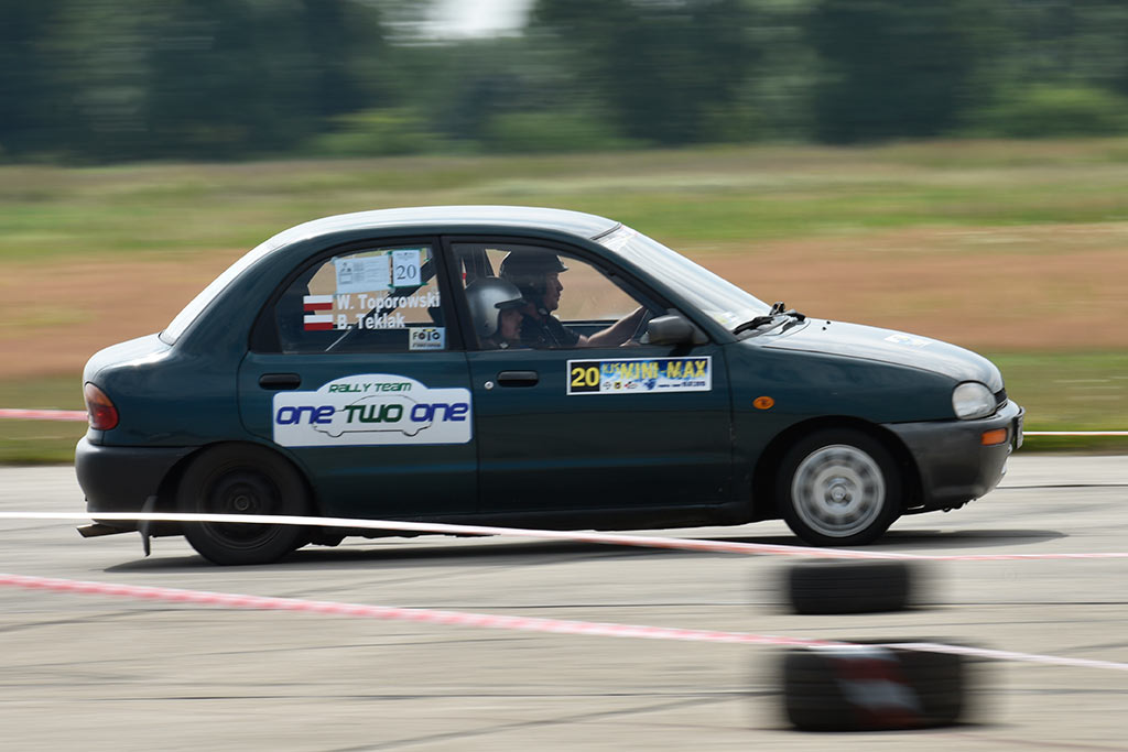 Samochodowe mistrzostwa KJS Mini Max na legnickim lotnisku