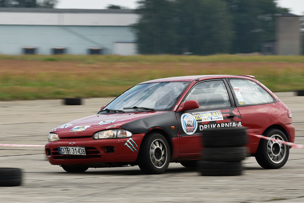 Samochodowe mistrzostwa KJS Mini Max na legnickim lotnisku