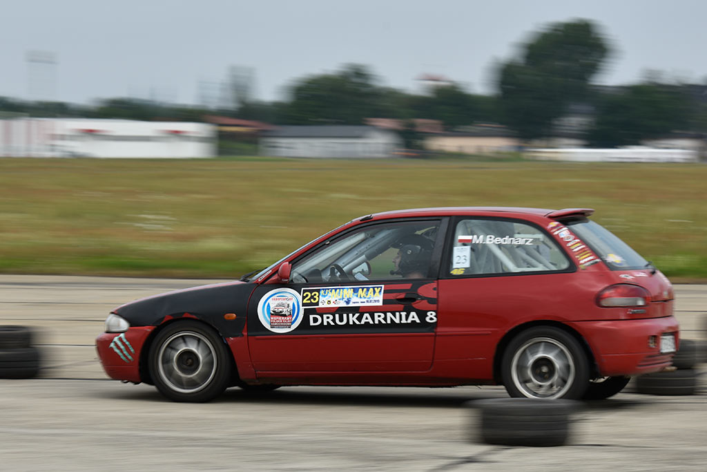 Samochodowe mistrzostwa KJS Mini Max na legnickim lotnisku
