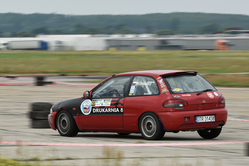 Samochodowe mistrzostwa KJS Mini Max na legnickim lotnisku