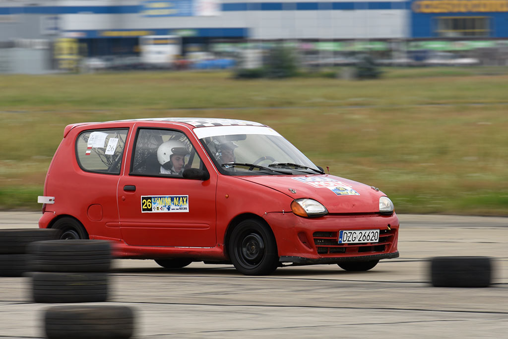 Samochodowe mistrzostwa KJS Mini Max na legnickim lotnisku