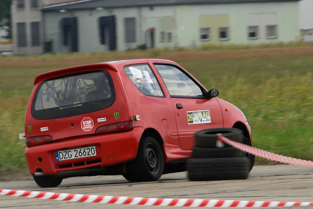 Samochodowe mistrzostwa KJS Mini Max na legnickim lotnisku