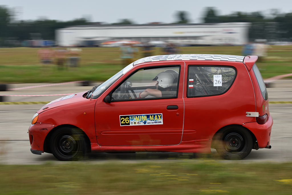 Samochodowe mistrzostwa KJS Mini Max na legnickim lotnisku