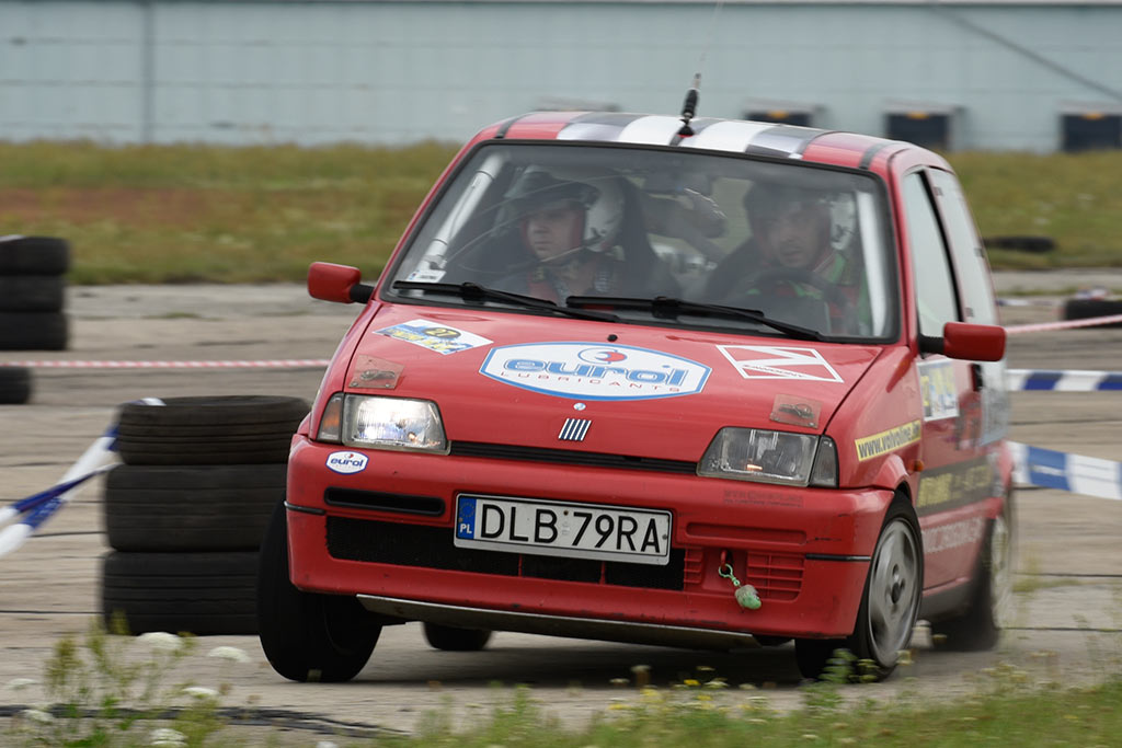 Samochodowe mistrzostwa KJS Mini Max na legnickim lotnisku