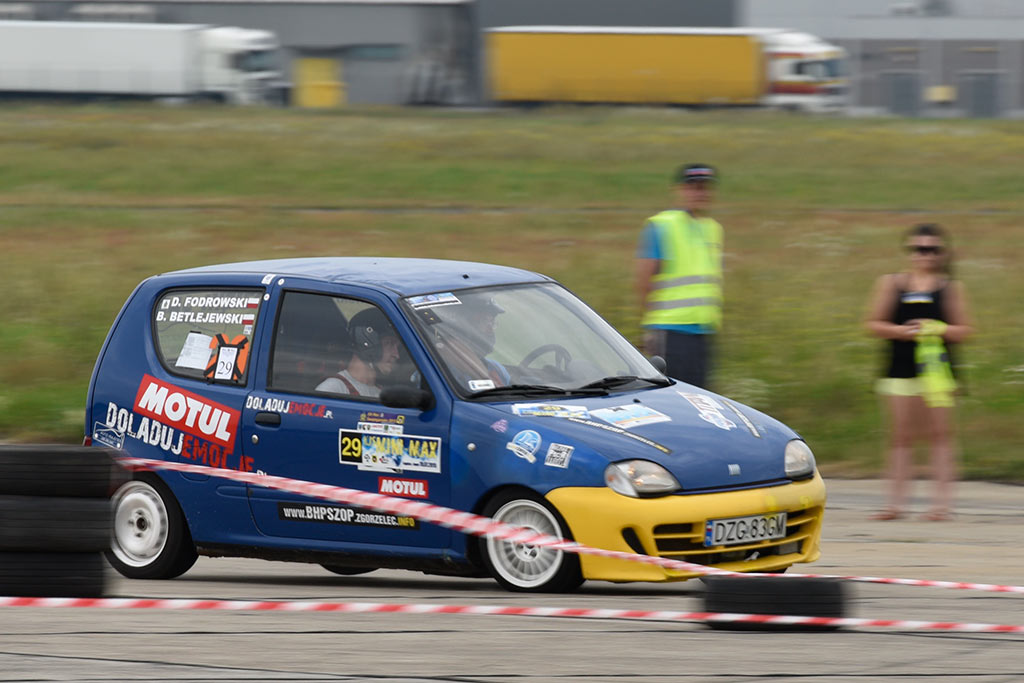 Samochodowe mistrzostwa KJS Mini Max na legnickim lotnisku