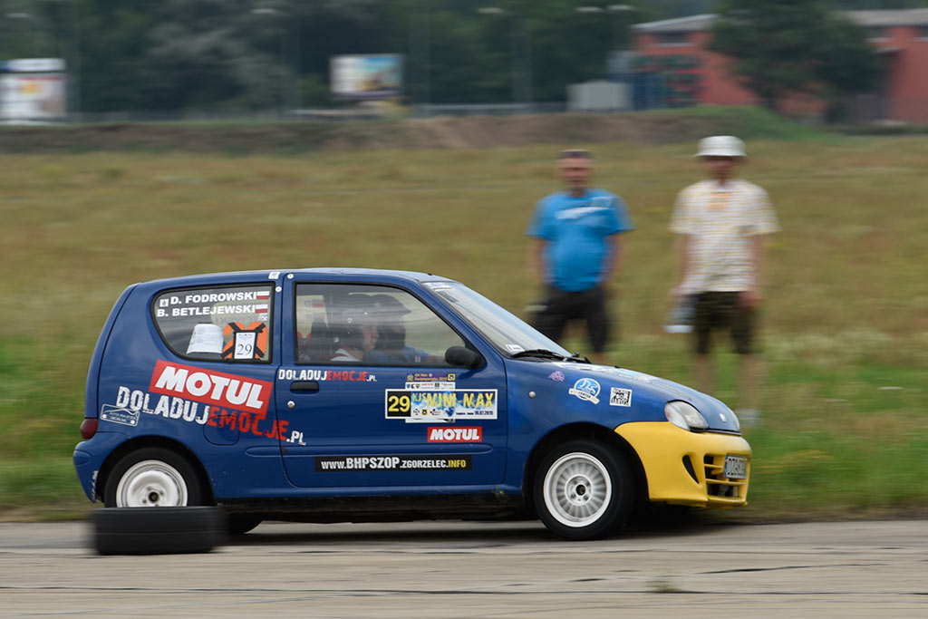 Samochodowe mistrzostwa KJS Mini Max na legnickim lotnisku