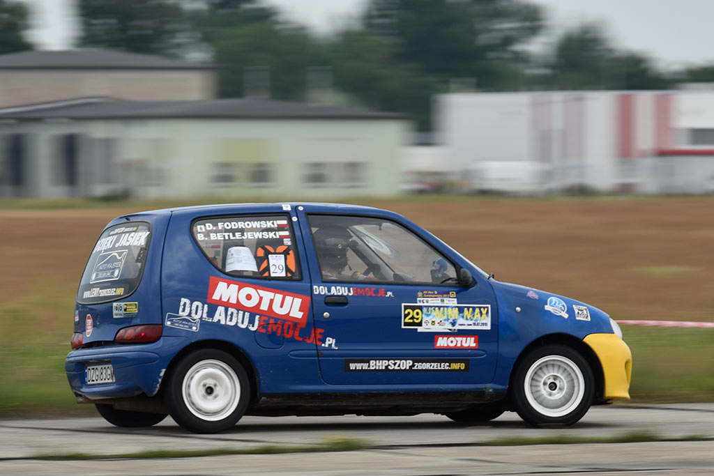 Samochodowe mistrzostwa KJS Mini Max na legnickim lotnisku